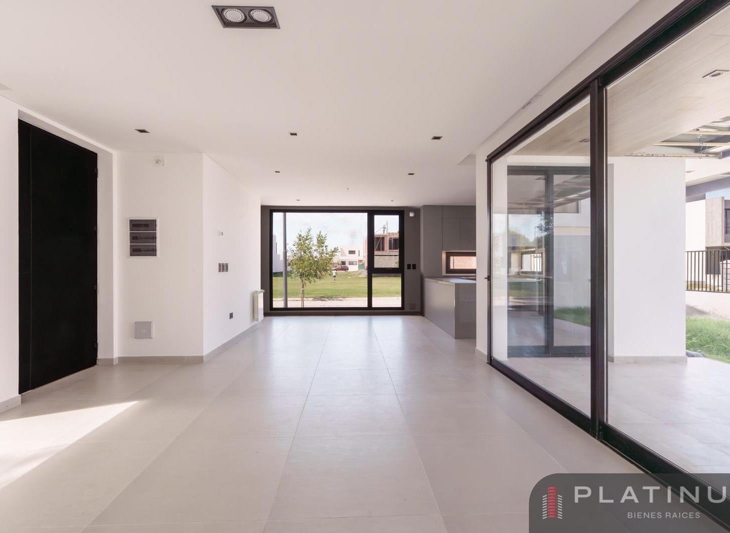 Duplex de Categoría en Venta de 3 Dormitorios - Campo Chico