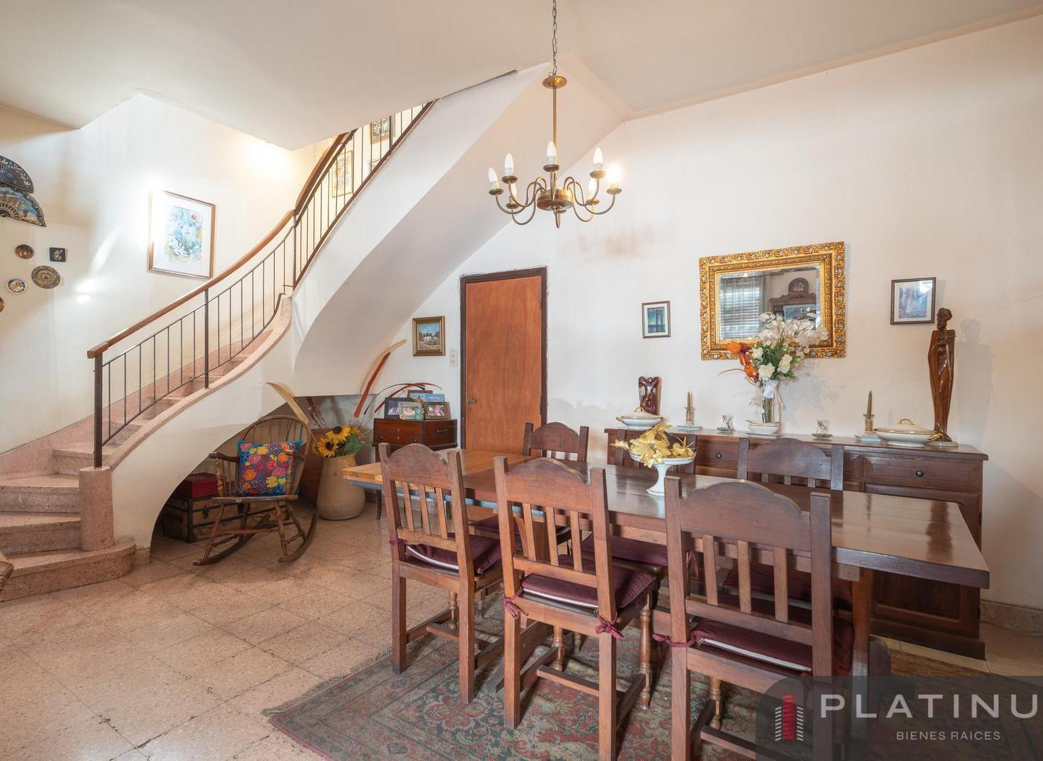 Casa en Venta de 3 Dormitorios con Cochera - Barrio Cofico