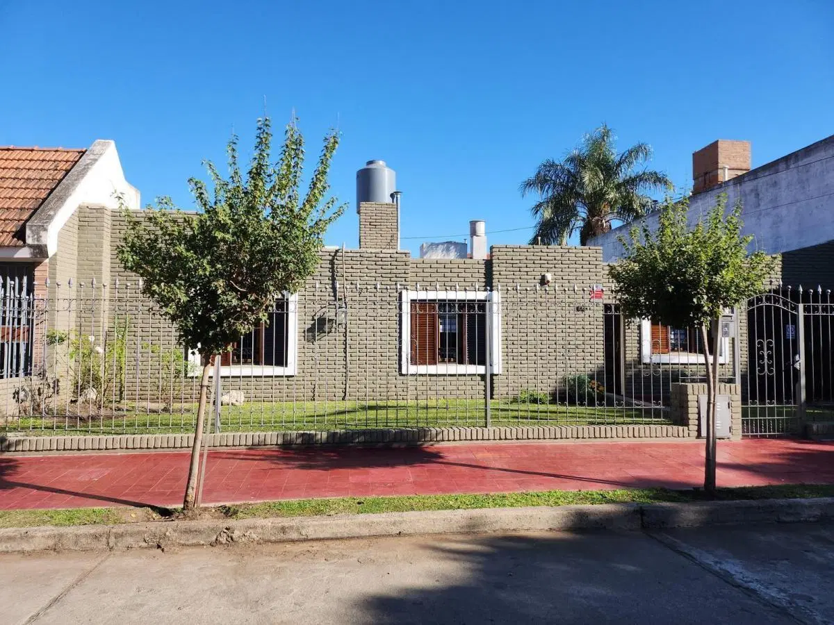 Casa en Venta de 3 Dormitorios, Apto Crédito - Barrio Las Rosas 2