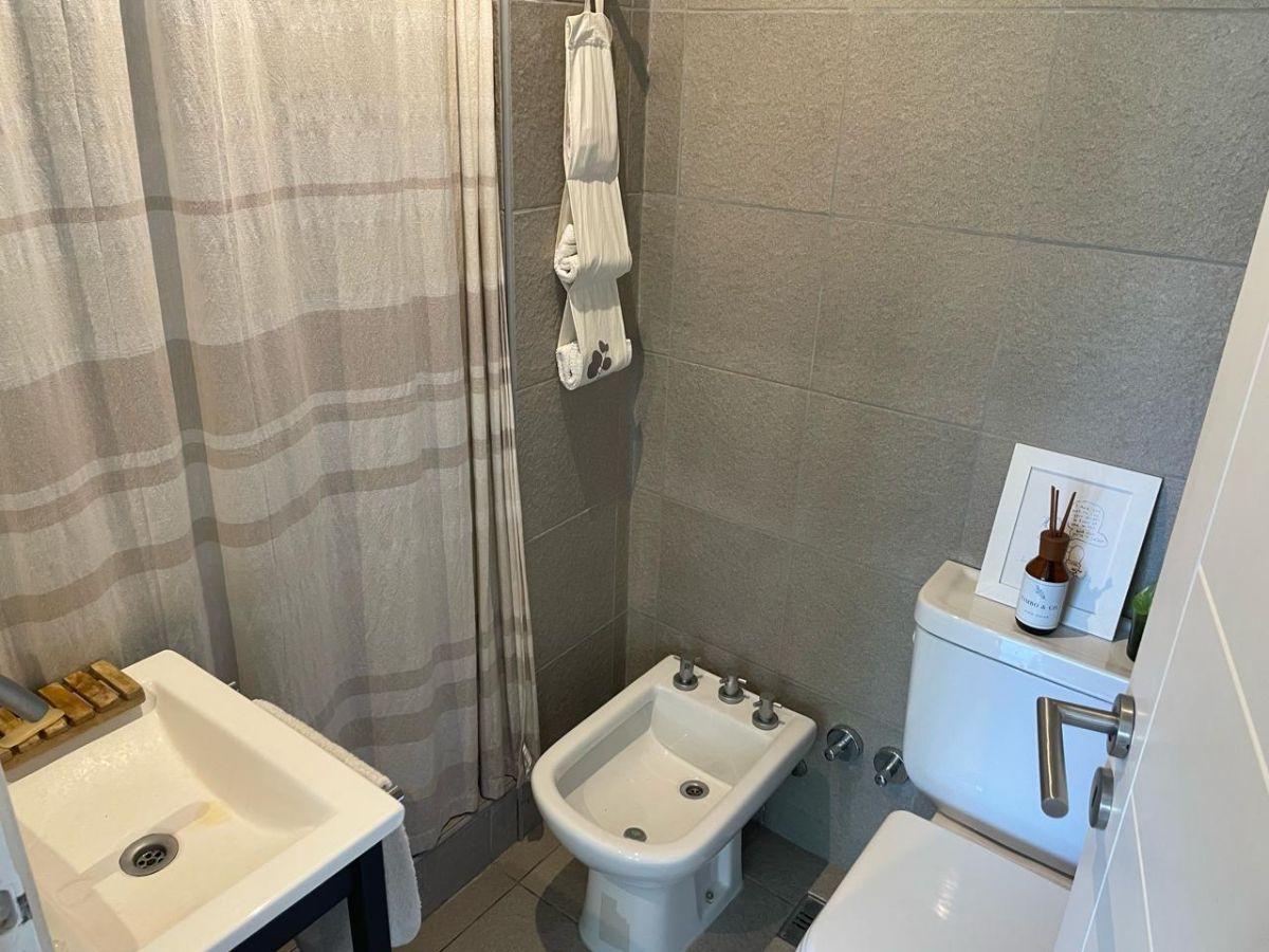 Foto de DIVINO E IMPECABLE DPTO EN DUPLEX DE 2 DORM EN SUITE Y COCHERA EN LA, imagen 2