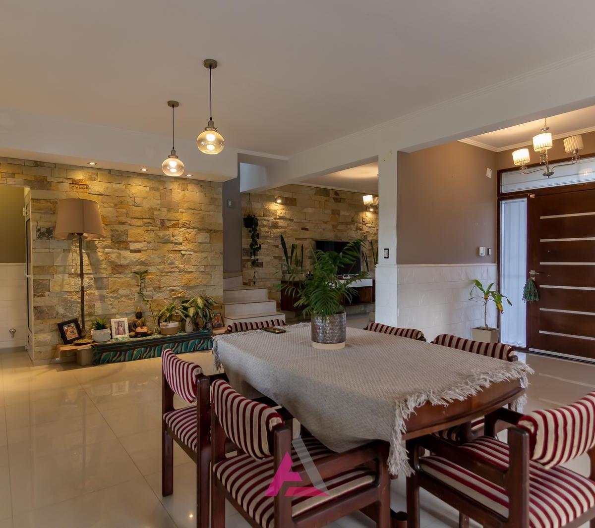 Casa en Venta de 3 Dorm., 2 Baños, Barrio Las Tardes Roldan 4