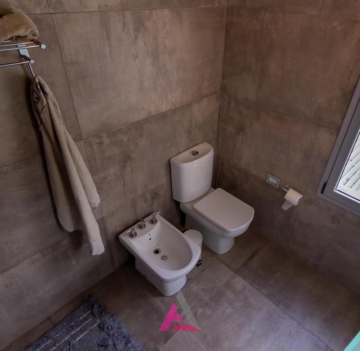 Casa en Venta de 3 Dorm., 2 Baños, Barrio Las Tardes Roldan 5
