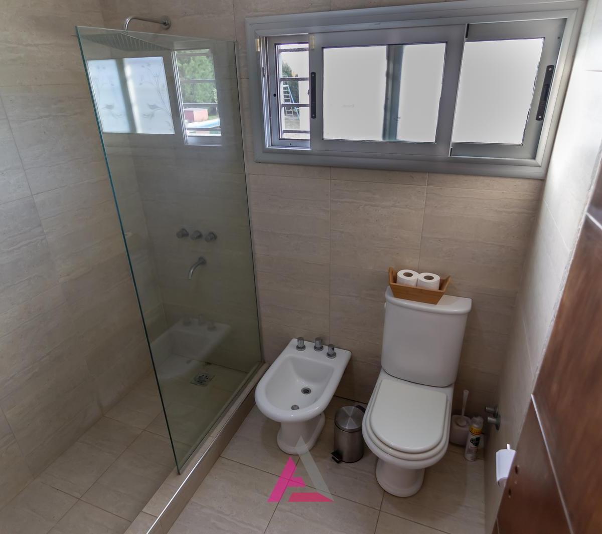Casa en Venta de 3 Dorm., 2 Baños, Barrio Las Tardes Roldan 3