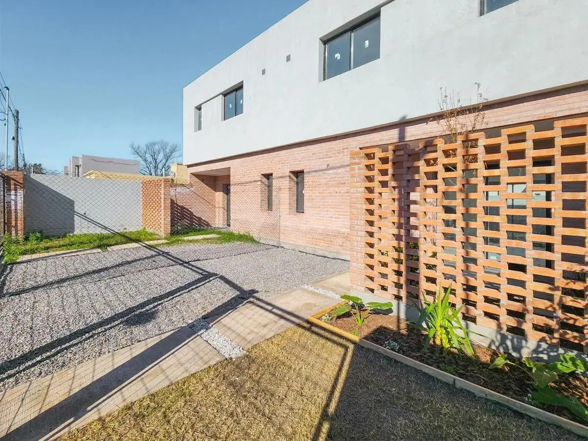 VENTA Casa de 3 dromitorios 3 baños a Estrenar en el barrio Tierra Nueva Fisherton 4