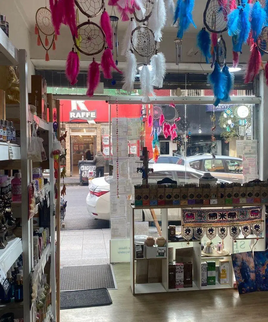 Muy buen local zona shopping Los Gallegos 1