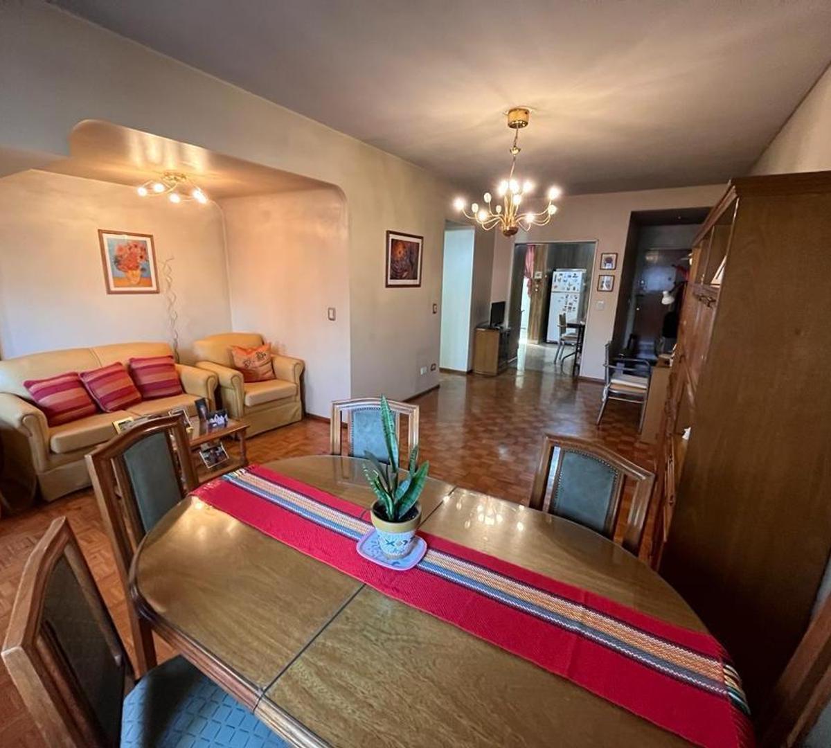 SEMIPISO DE TRES AMBIENTES CON COCHERA Y PATIO, EN VENTA