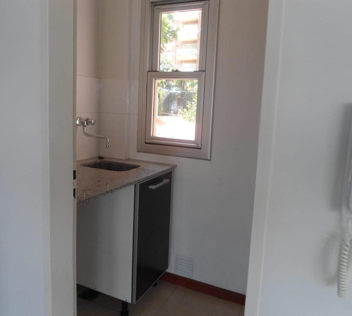 DEPARTAMENTO EN VENTA, DOS AMBIENTES, CASTELAR CENTRO.