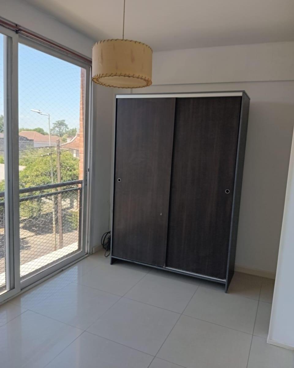 DEPARTAMENTO, CON COCHERA, EN VENTA. CASTELAR CENTRO.