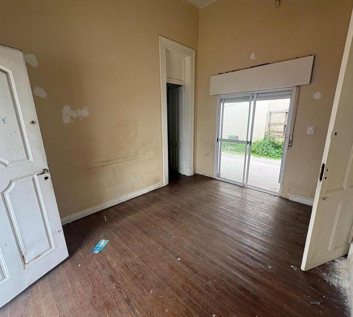 LOTE EN VENTA (con edificación). Castelar norte.
