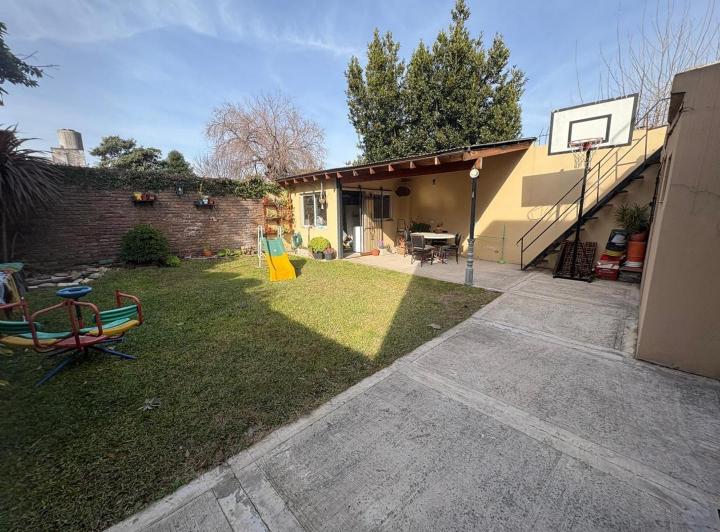CASA, CUATRO AMBIENTES, EN VENTA. CASTELAR SUR 4