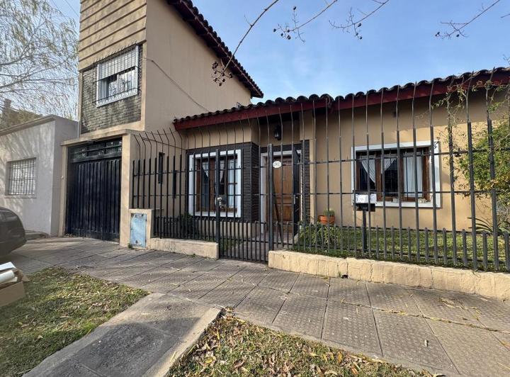 CASA, CUATRO AMBIENTES, EN VENTA. CASTELAR SUR 2