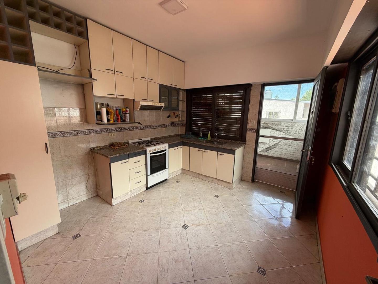Foto de Casa, cuatro ambientes con cochera doble, en venta. Morón, imagen 3