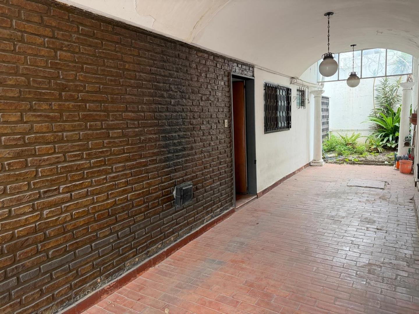 Casa, cuatro ambientes con cochera doble, en venta. Morón