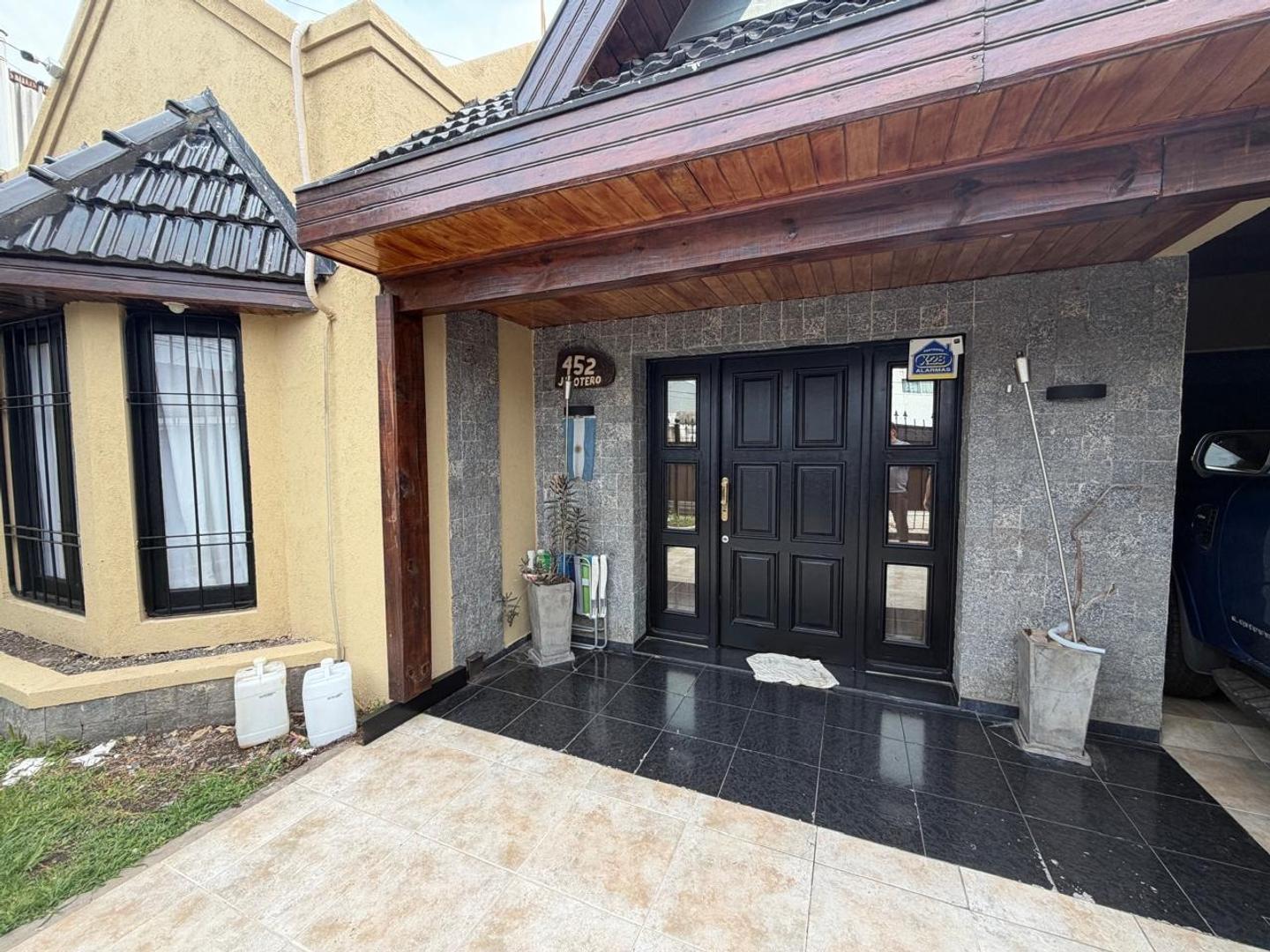 Casa cuatro ambientes, en una sola planta. Ituzaingó norte