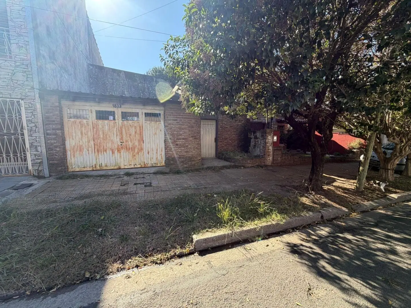 CASA A REFACCIONAR O TALLER/DEPOSITO. EN VENTA. CASTELAR SUR 4