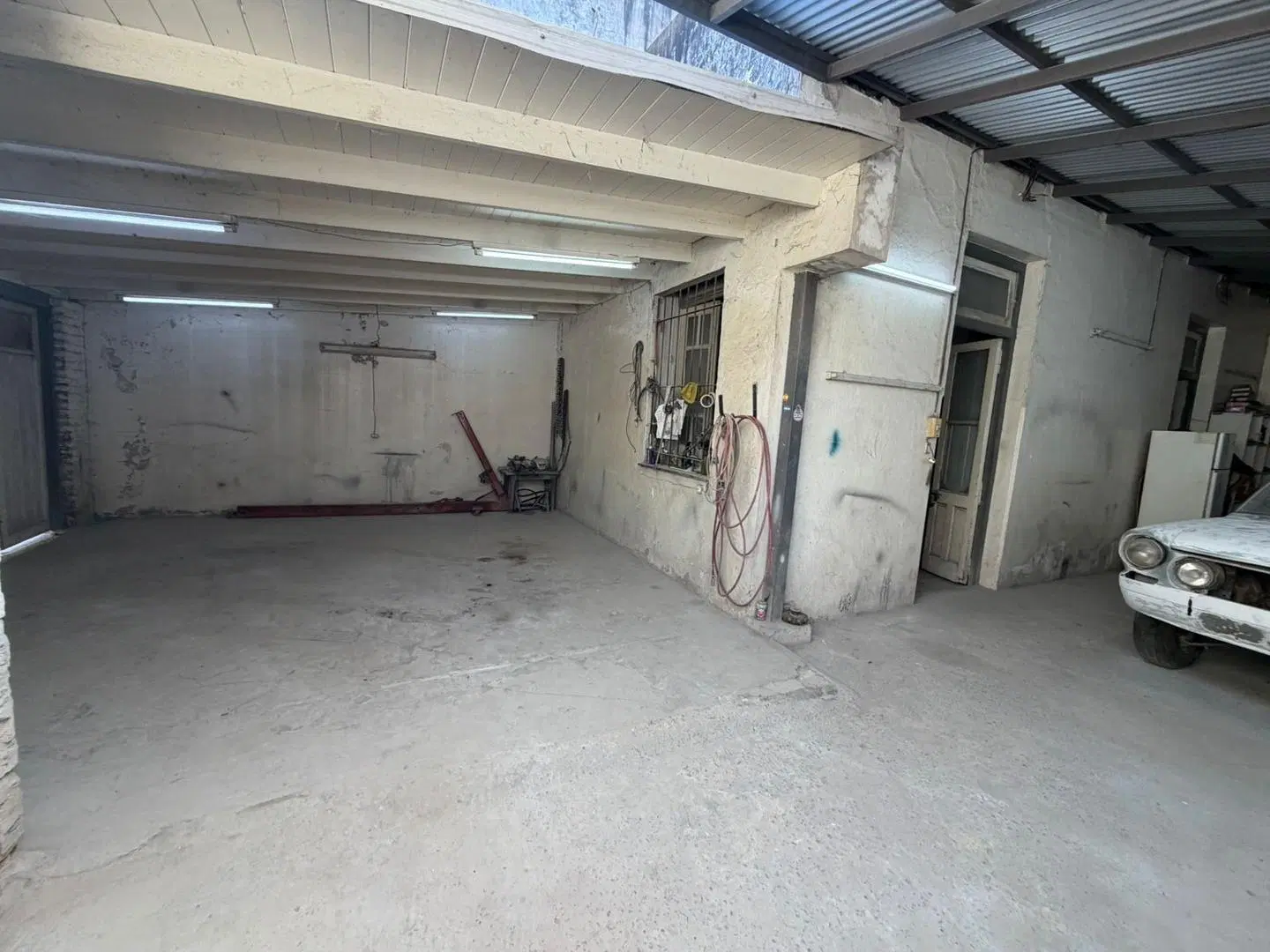 CASA A REFACCIONAR O TALLER/DEPOSITO. EN VENTA. CASTELAR SUR 1