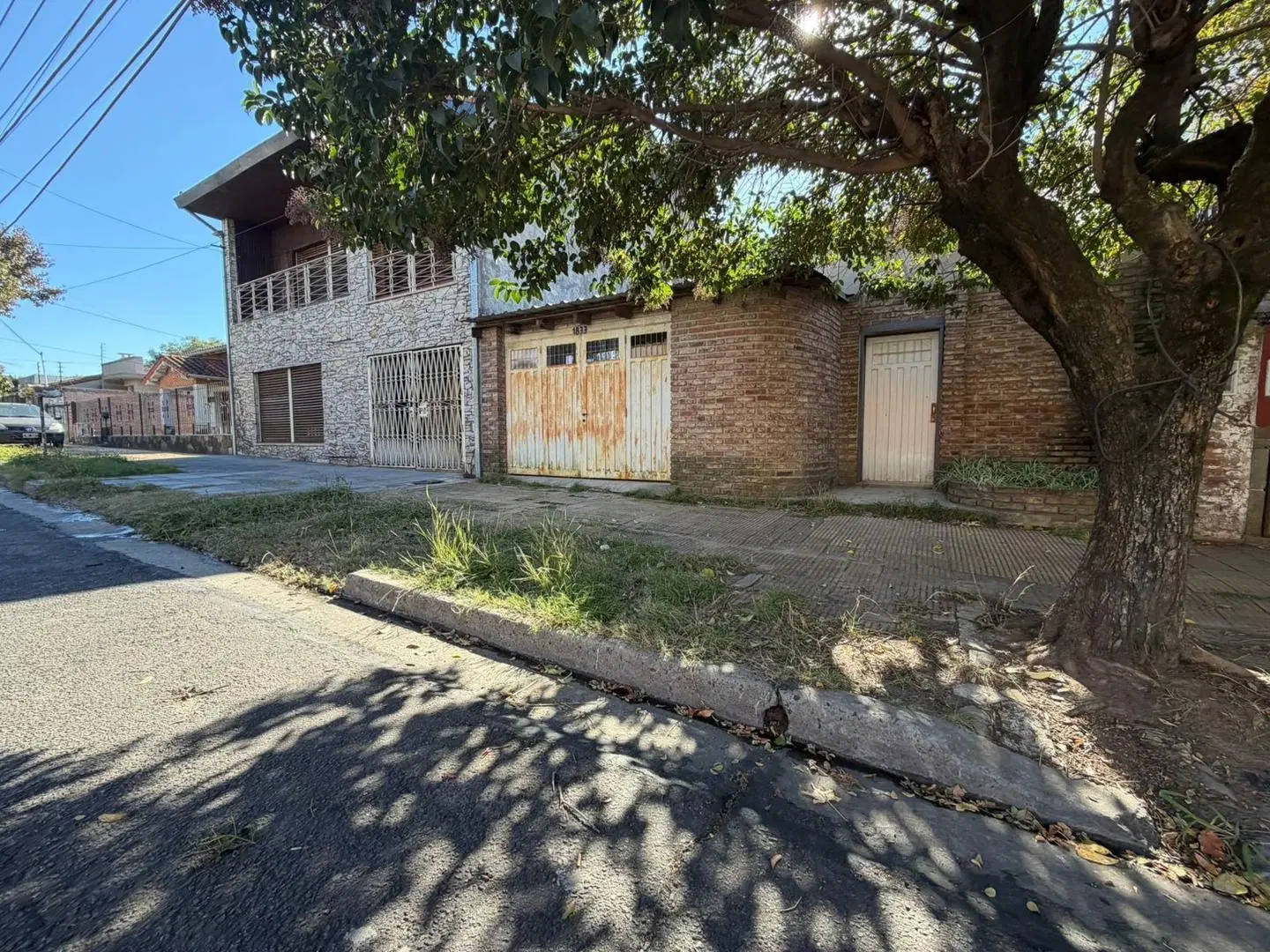 CASA A REFACCIONAR O TALLER/DEPOSITO. EN VENTA. CASTELAR SUR 5