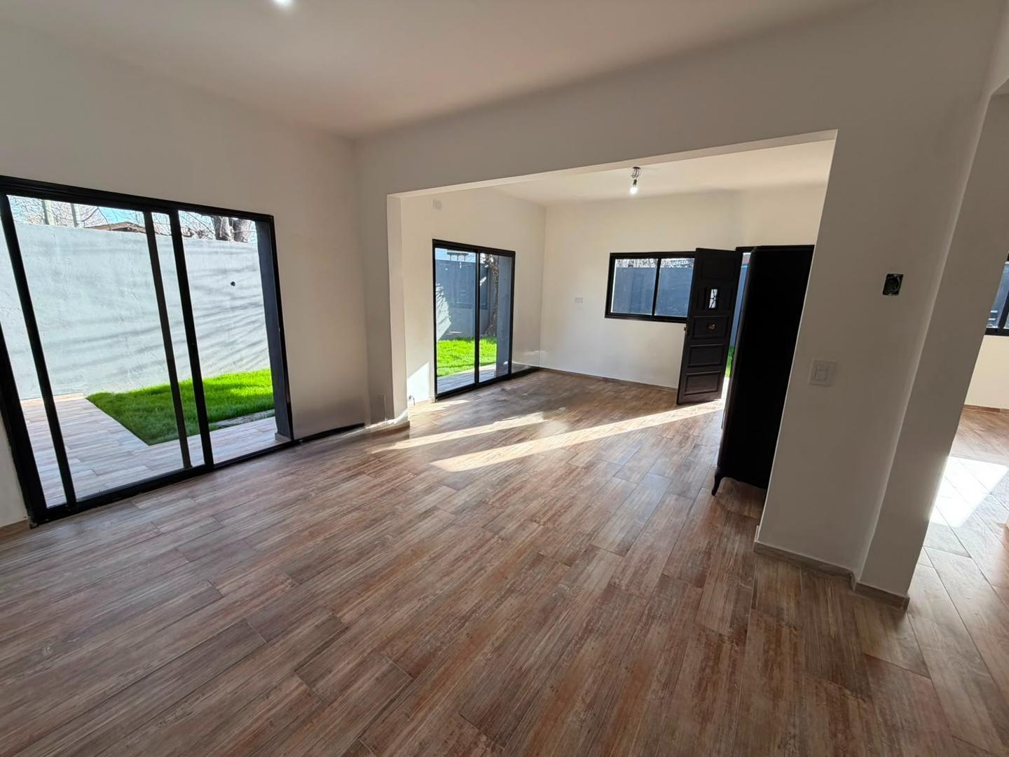 Foto de CASA TRES AMBIENTES, A ESTRENAR, EN VENTA. CASTELAR NORTE, imagen 1