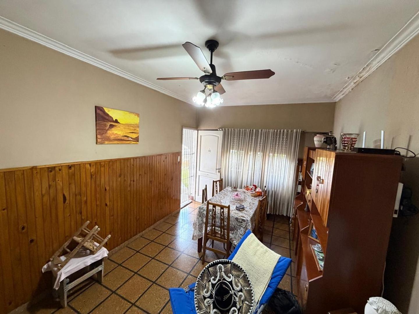 Foto de CASA TRES AMB. C/ AMPLIO PARQUE Y COCHERA PASANTE – CASTELAR, imagen 2