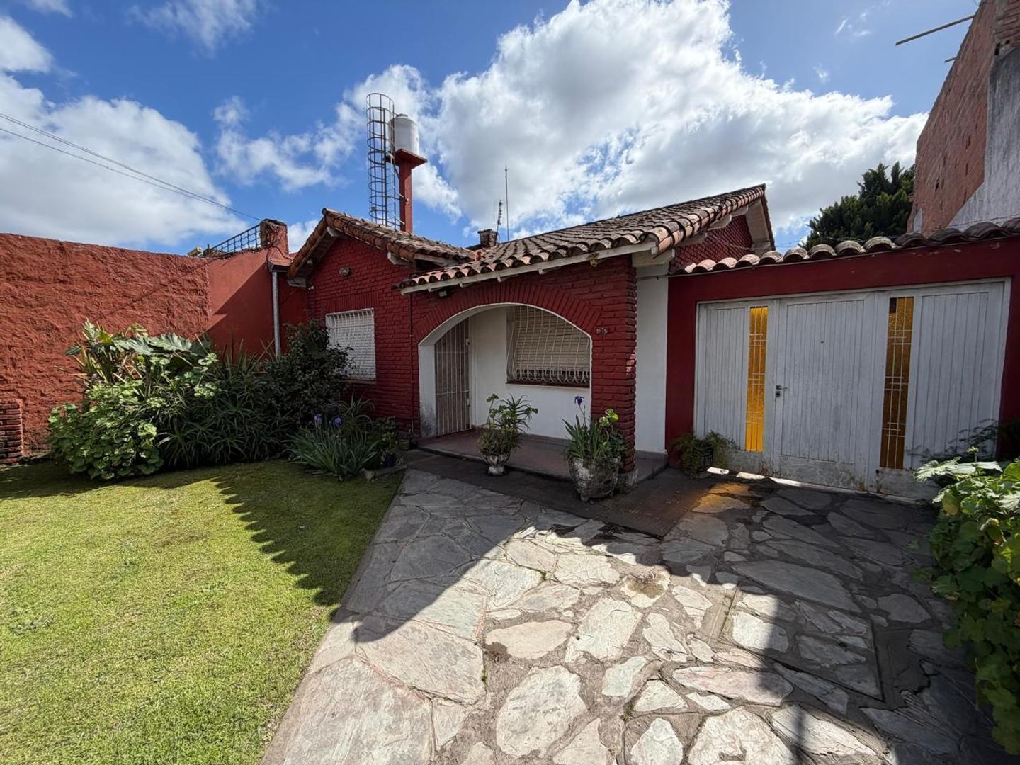 Foto de CASA TRES AMB. C/ AMPLIO PARQUE Y COCHERA PASANTE – CASTELAR, imagen 5