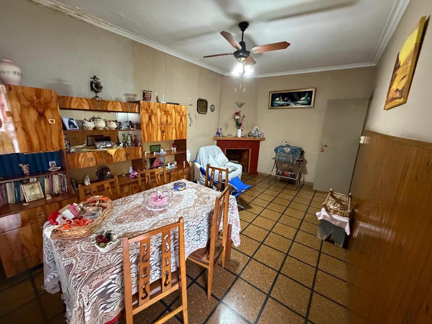 Foto de CASA TRES AMB. C/ AMPLIO PARQUE Y COCHERA PASANTE – CASTELAR, imagen 4