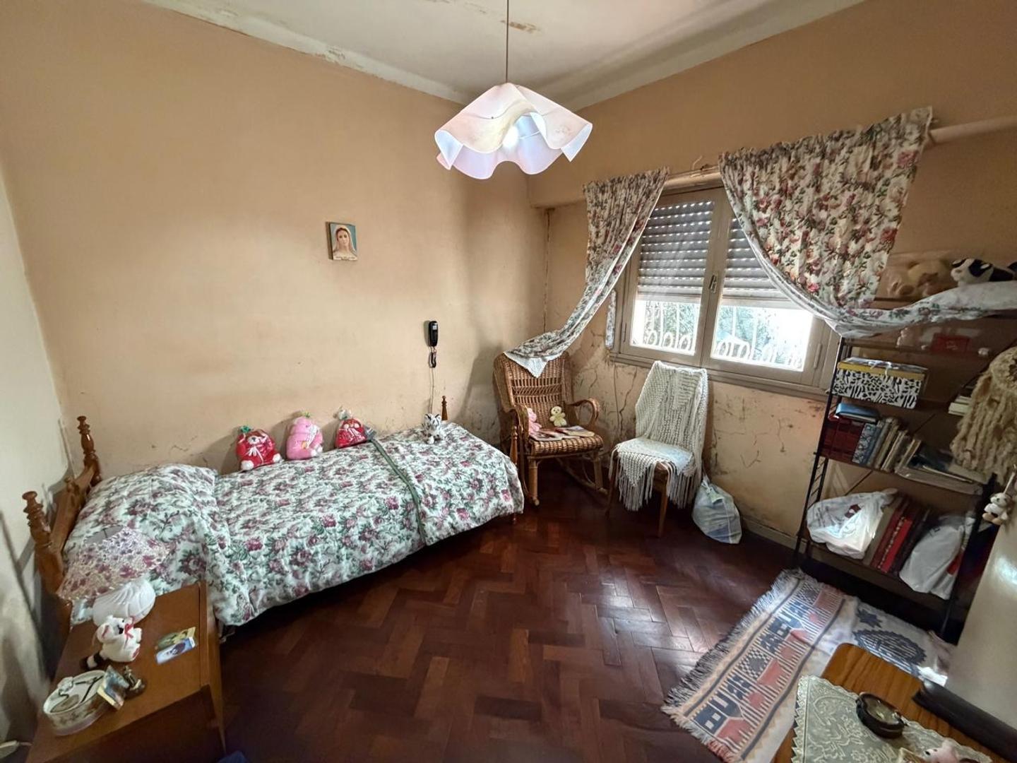 Foto de CASA TRES AMB. C/ AMPLIO PARQUE Y COCHERA PASANTE – CASTELAR, imagen 1