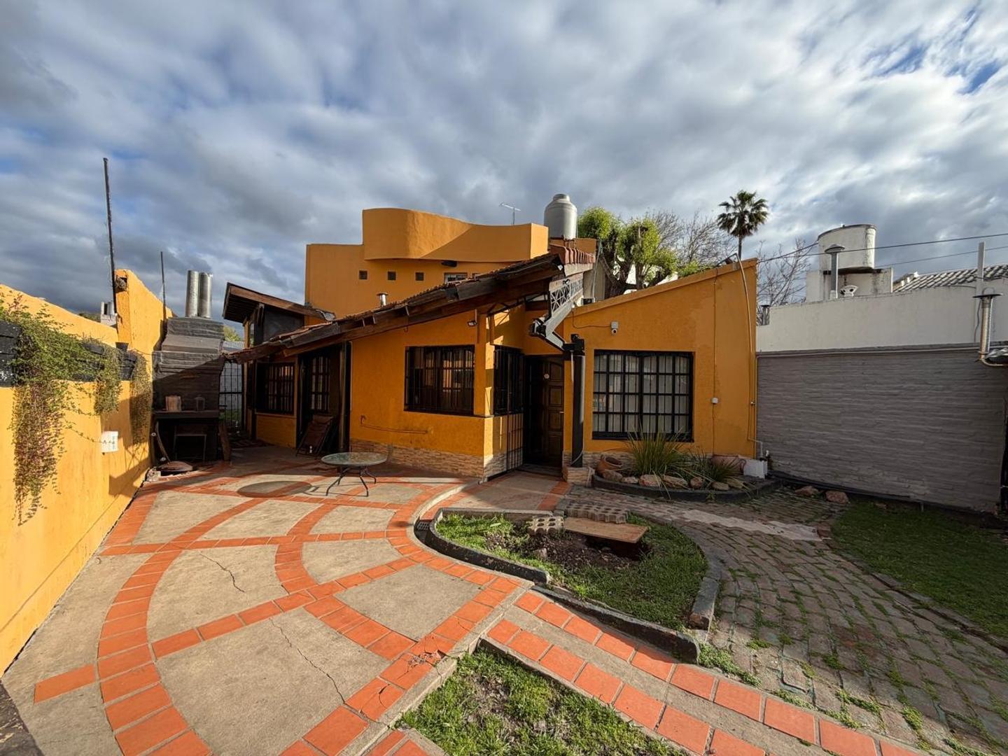 Foto de CASA C/COCHERA CUBIERTA Y AMPLIO PARQUE EN VENTA – ITUZAINGO, imagen 2