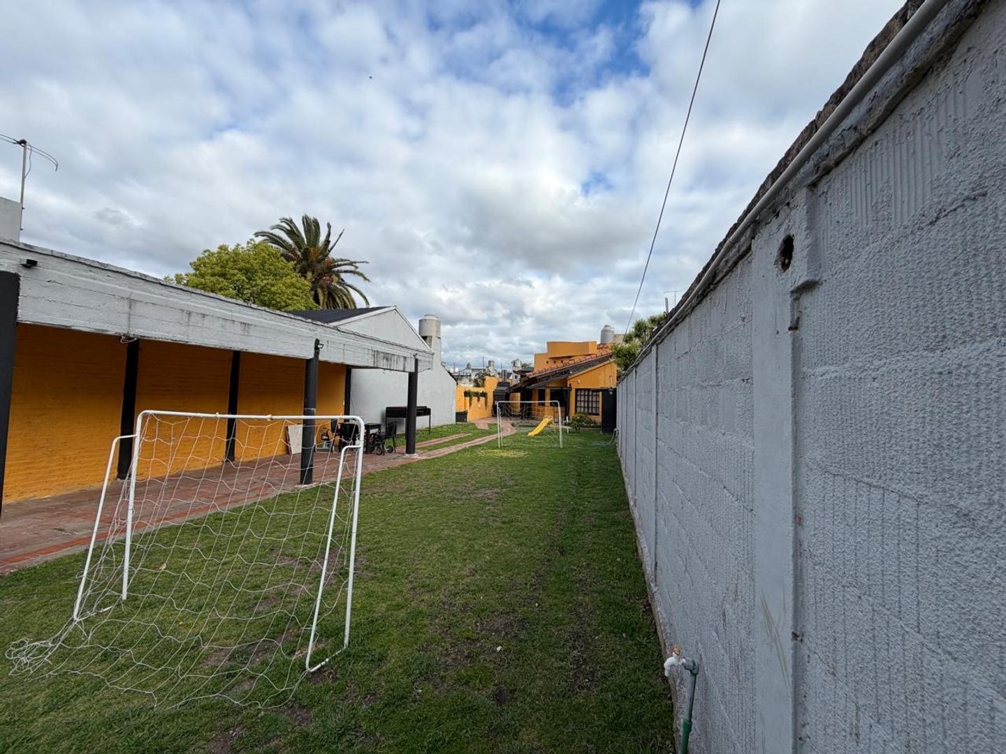 Foto de CASA C/COCHERA CUBIERTA Y AMPLIO PARQUE EN VENTA – ITUZAINGO, imagen 1