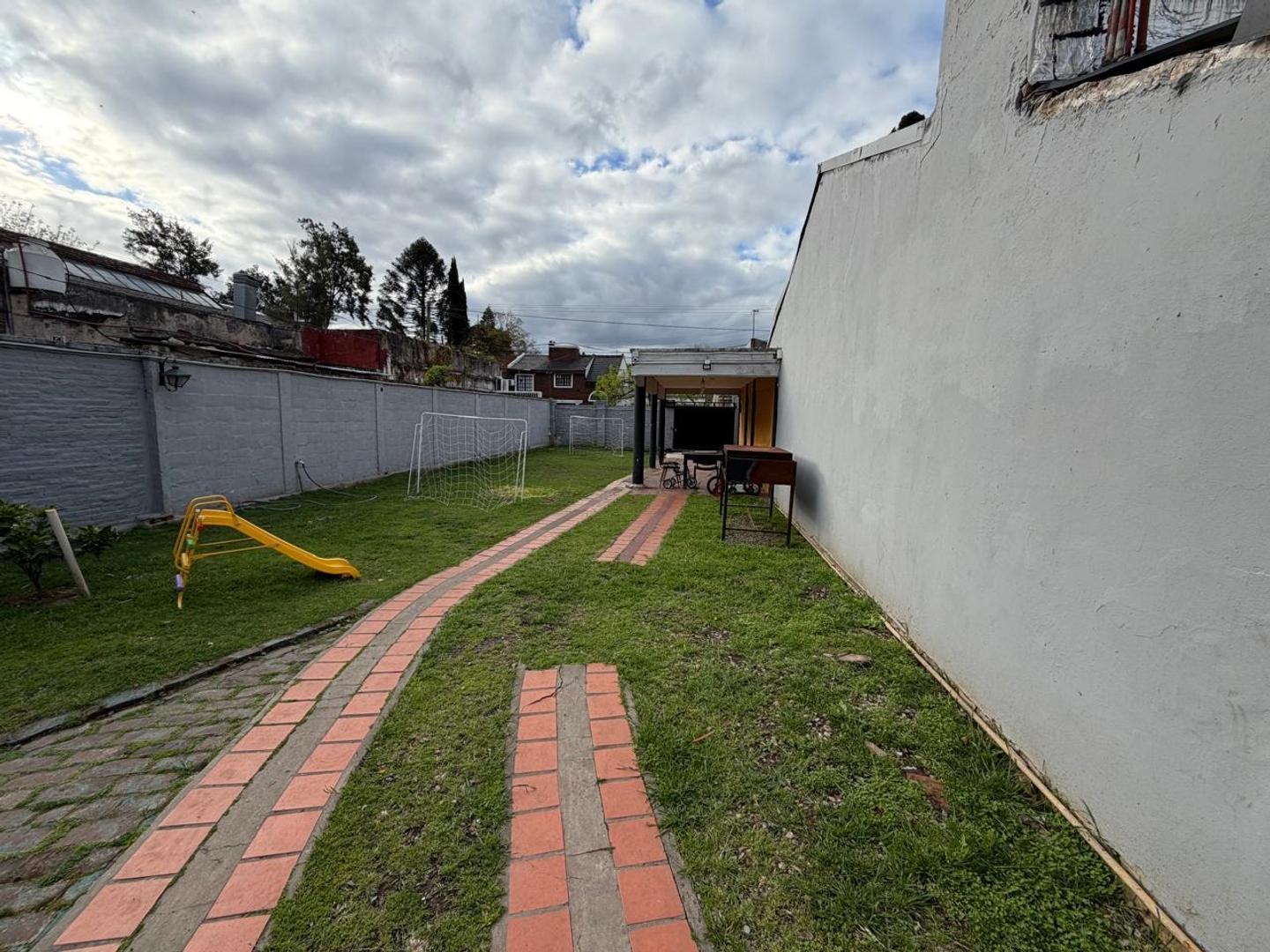 Foto de CASA C/COCHERA CUBIERTA Y AMPLIO PARQUE EN VENTA – ITUZAINGO, imagen 3