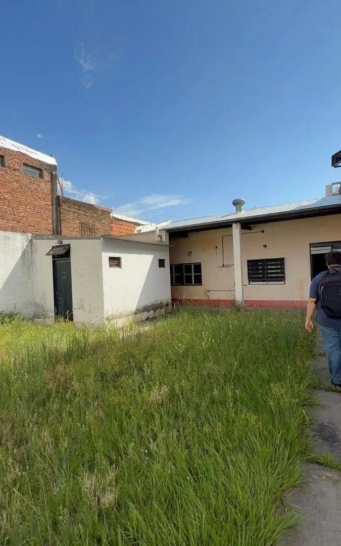 Popiedad en alquiler - comercial o educativo. 6 aulas, 2 SUM, 5 baños, 3 departamentos patio interno 4