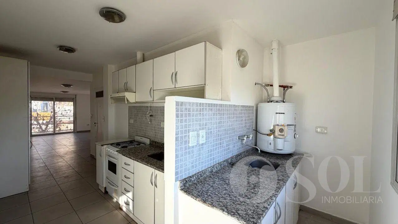 En alquiler Departamento 2 dormitorios con balcón - Cipolletti Centro 2