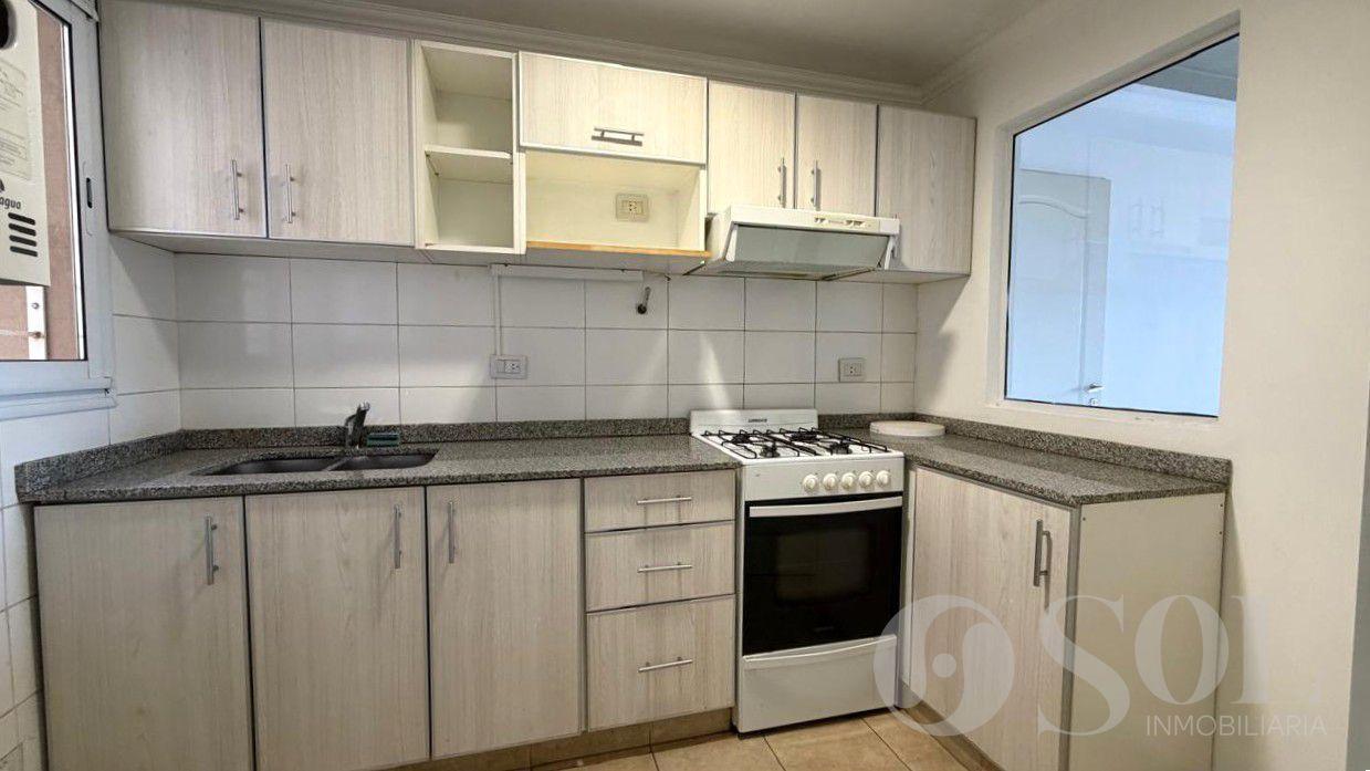 Foto de En alquiler Departamento 2 dormitorios con cochera y baulera - B°, imagen 2