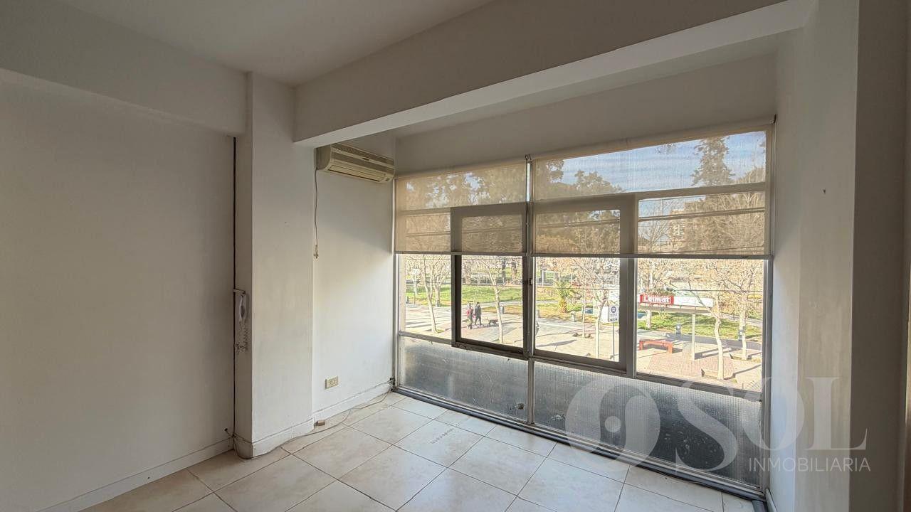 Foto de En venta Oficina 70 m2 - FRENTE A LA PLAZA - Cipolletti Centro, imagen 2