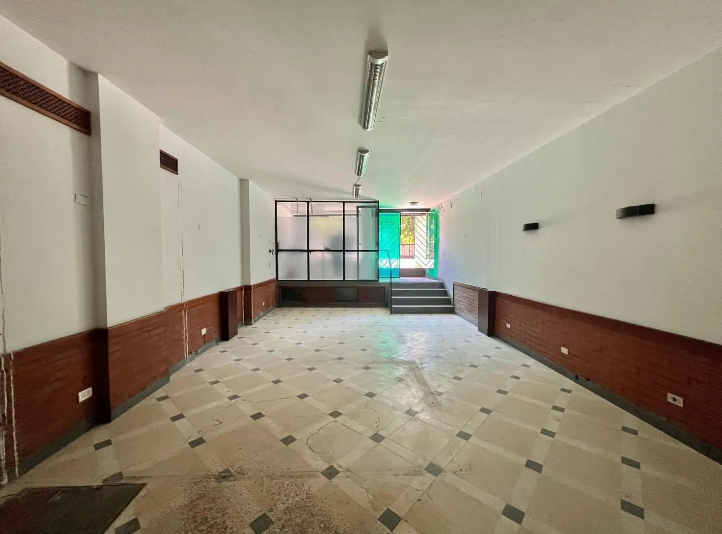 Local Comercial con Sotano y Planta Baja - 2 baños - Sobre avenida libertador - Retiro 4