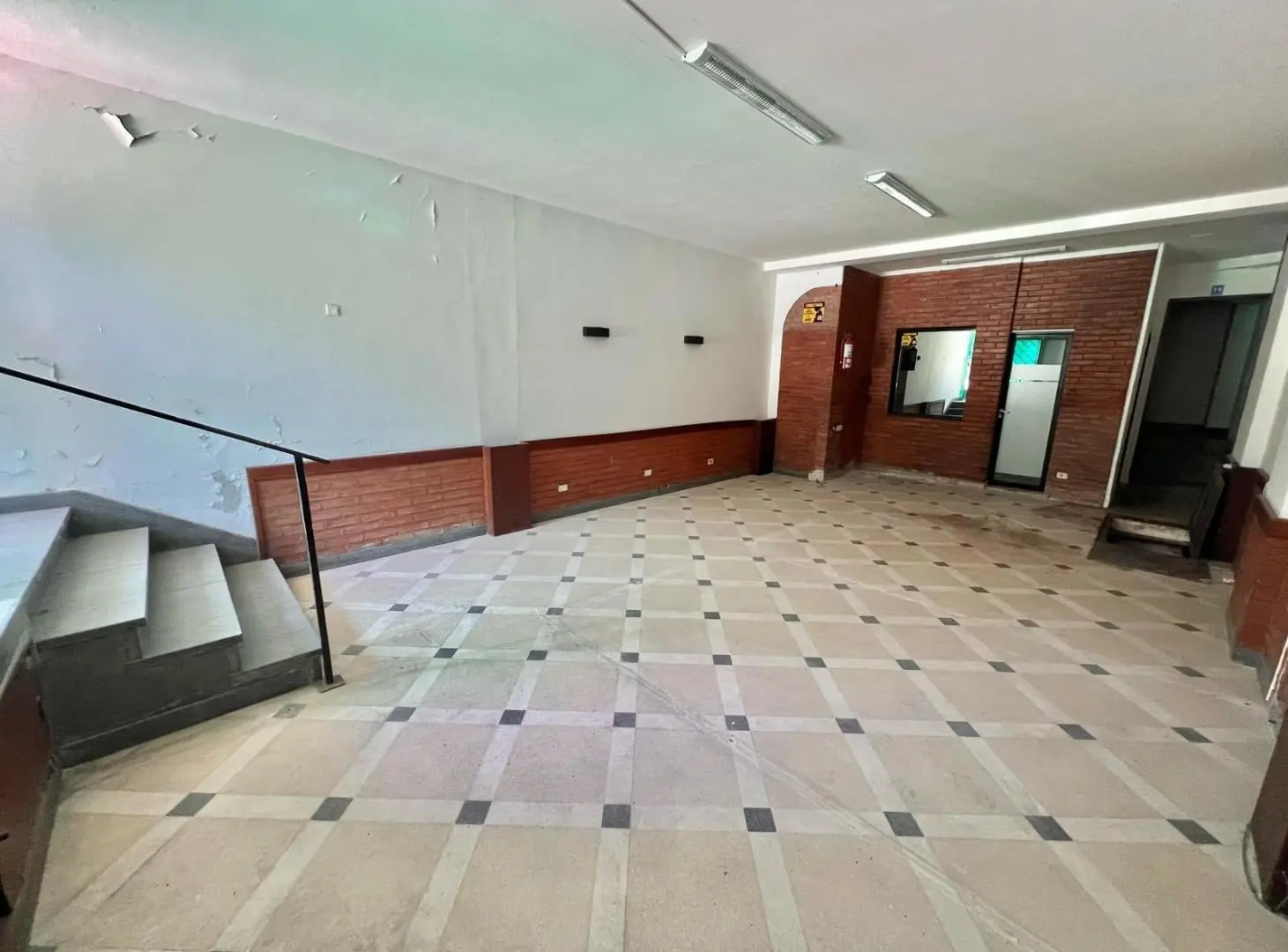 Local Comercial con Sotano y Planta Baja - 2 baños - Sobre avenida libertador - Retiro 5