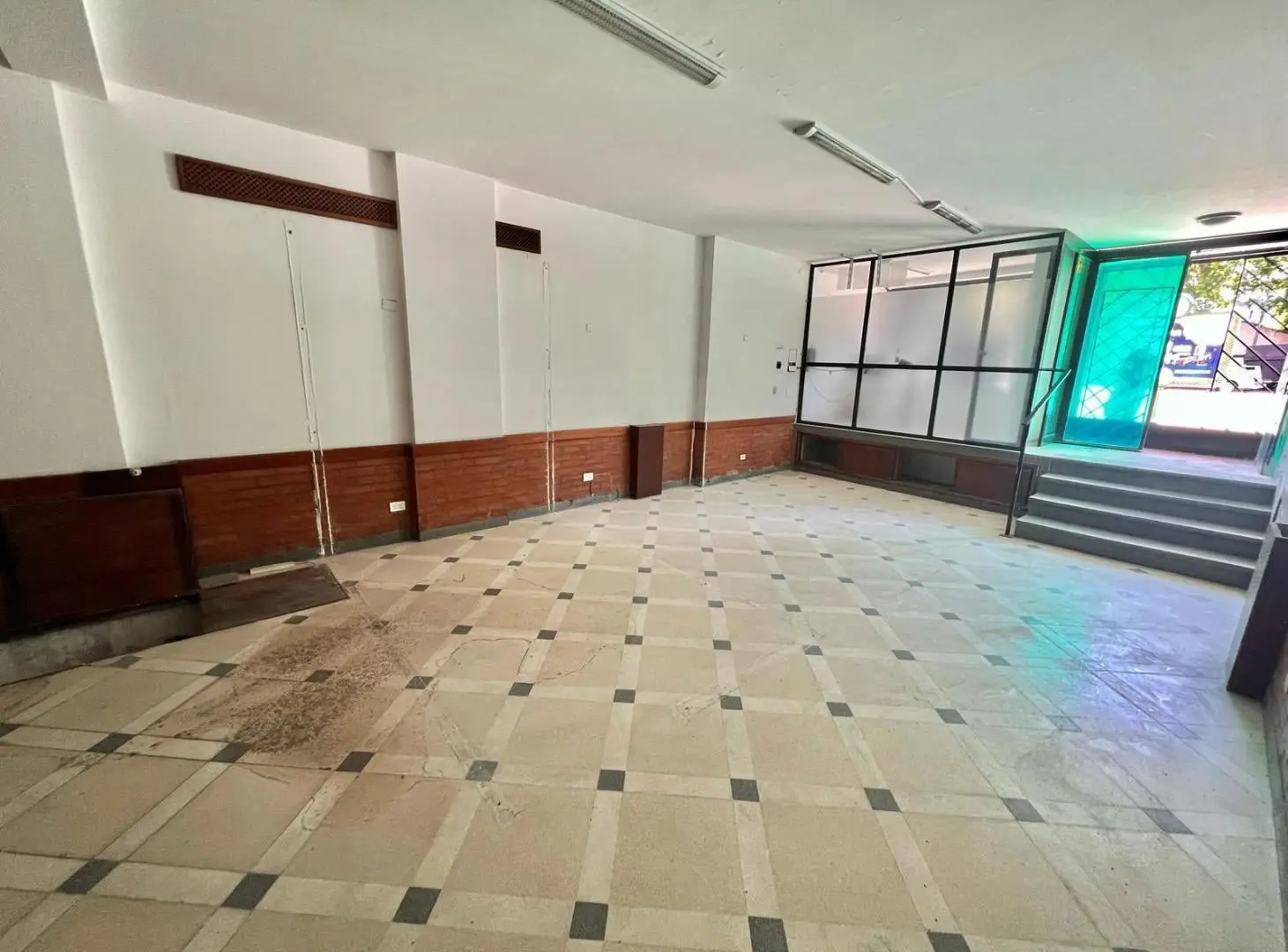 Local Comercial con Sotano y Planta Baja - 2 baños - Sobre avenida libertador - Retiro 2