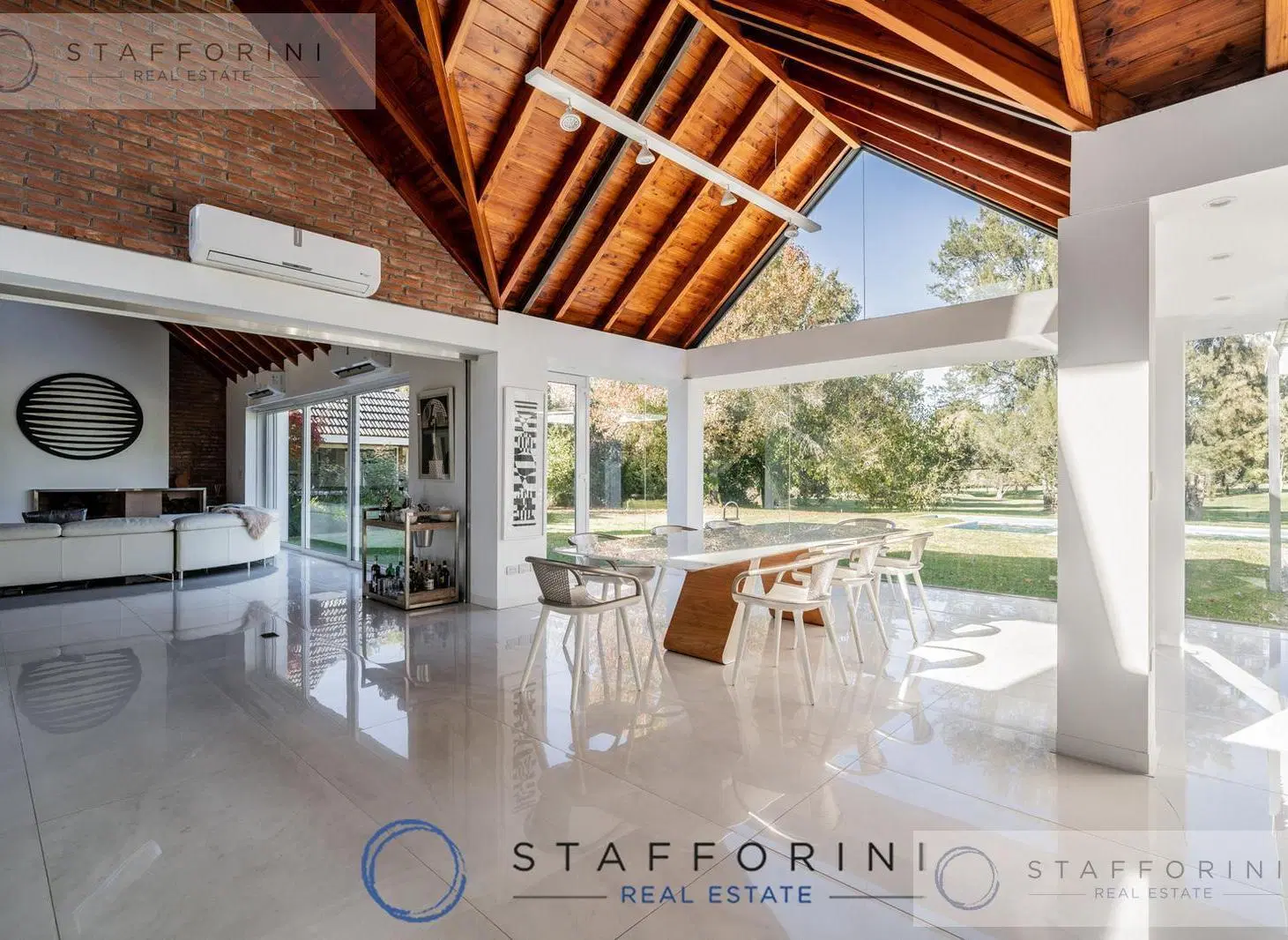 IMPRESIONANTE CASA EN DOS LOTES EN LOS CARDALES C.C 5