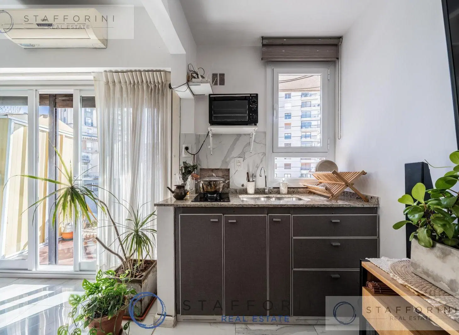 Alquiler temporal amoblado | 3 ambientes en Retiro | Piso alto con balcón y vista abierta 3