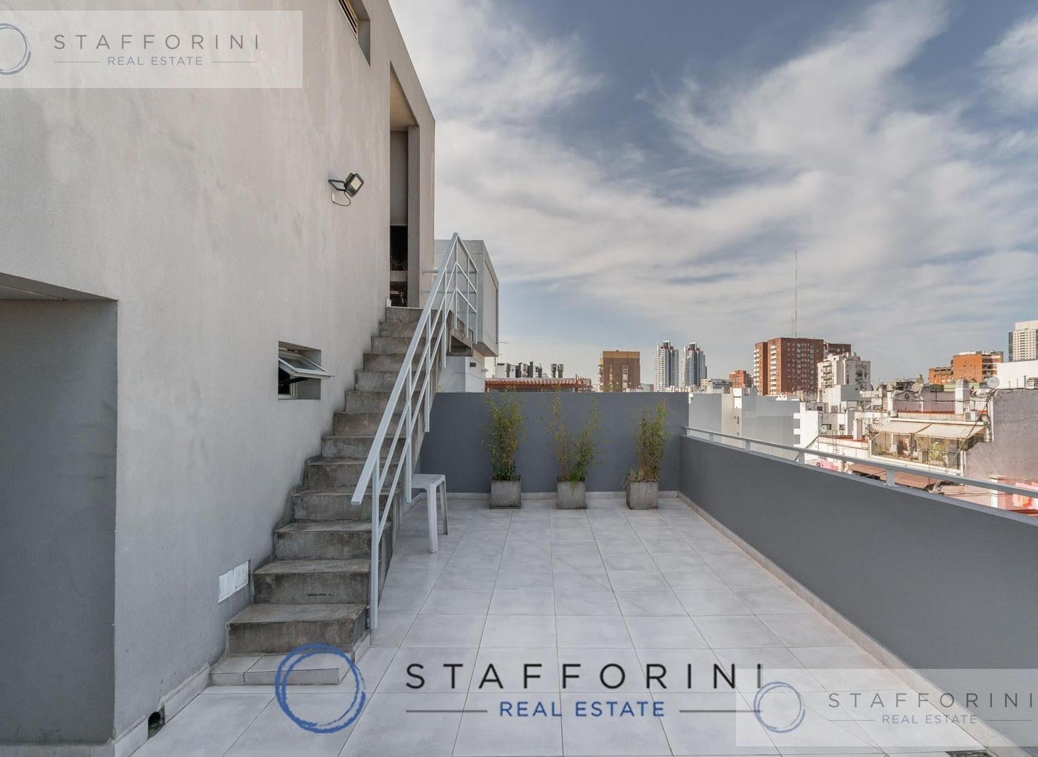 Foto de Hermoso 2 ambientes Piso Alto Balcón Cochera Amenities Toilette en Venta, imagen 5