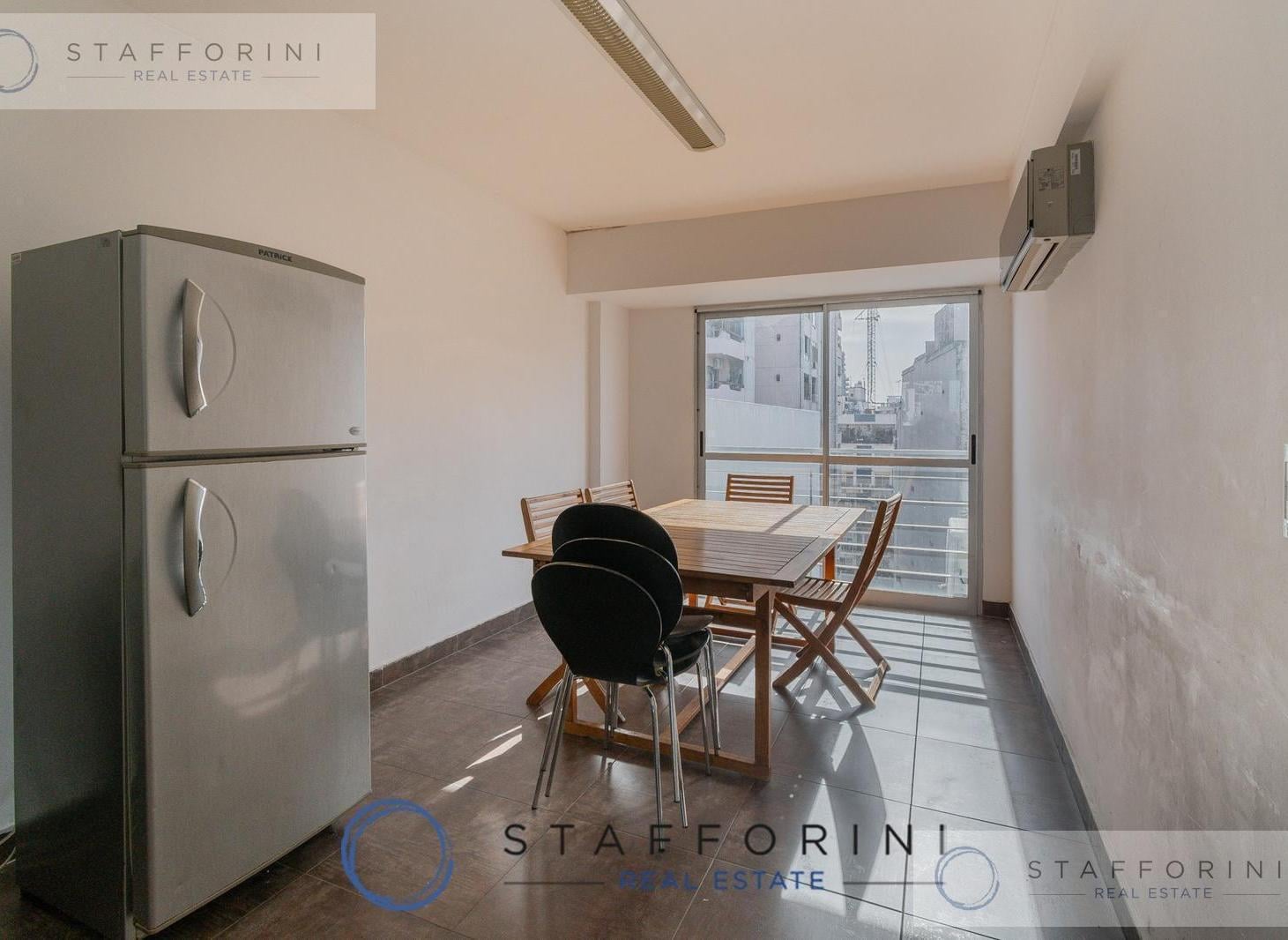 Foto de Hermoso 2 ambientes Piso Alto Balcón Cochera Amenities Toilette en Venta, imagen 3