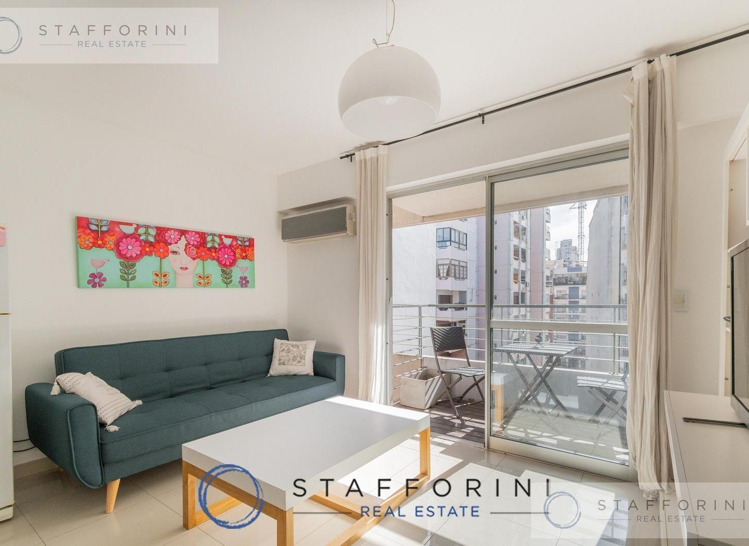Foto de Hermoso 2 ambientes Piso Alto Balcón Cochera Amenities Toilette en Venta, imagen 1