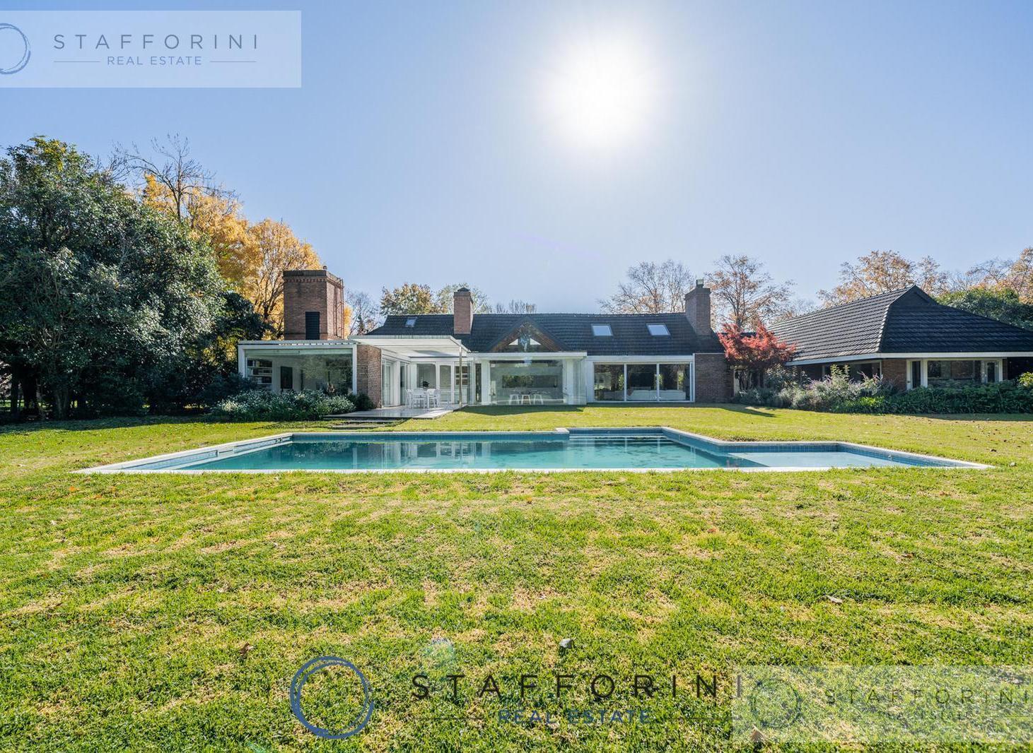 Foto de IMPRESIONANTE CASA EN DOS LOTES EN LOS CARDALES C.C, imagen 1