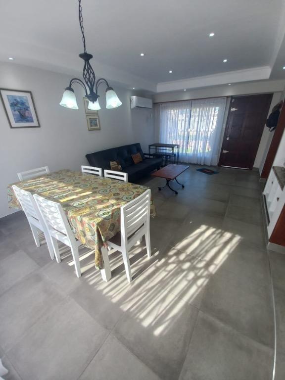Foto de Chalet a nuevo a 10 Cuadras del Mar con Lote Adicional, imagen 2