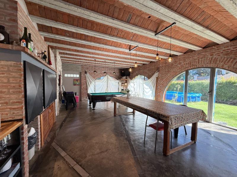 Casa de categoría con doble acceso y gran parque en Bosque Peralta Ramos