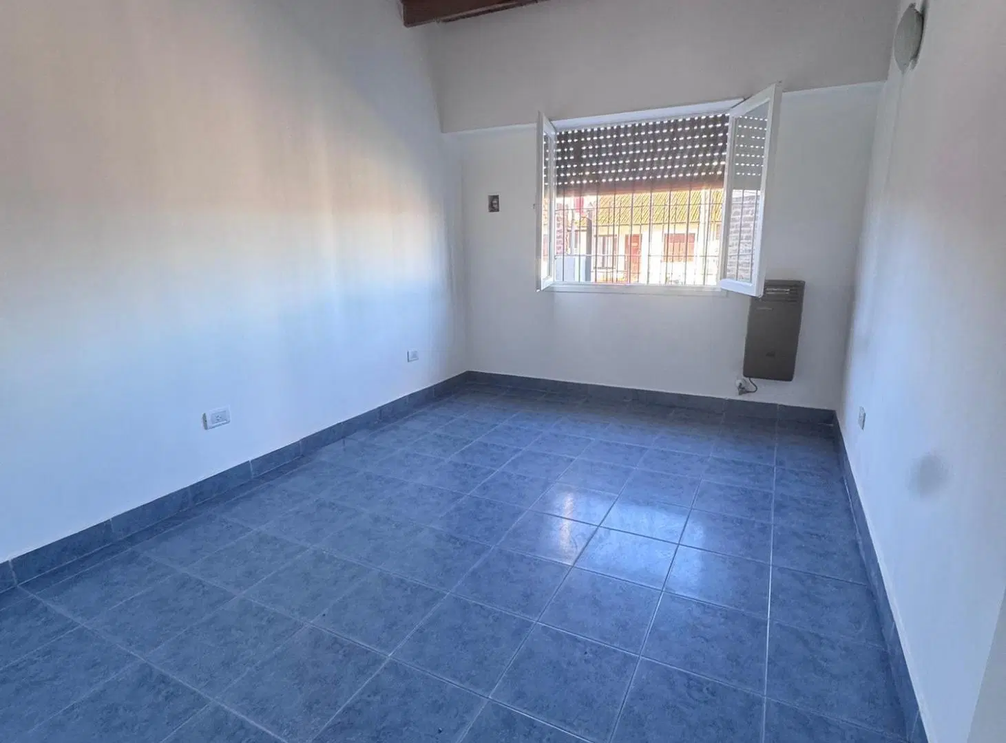 Alquiler 24 meses. Casa de 3 ambientes 4