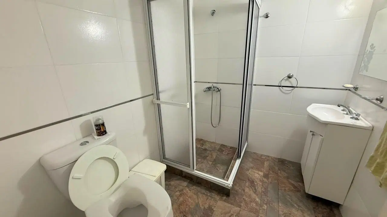Propiedad en block – Casa de 3 ambientes + 2 locales comerciales 2