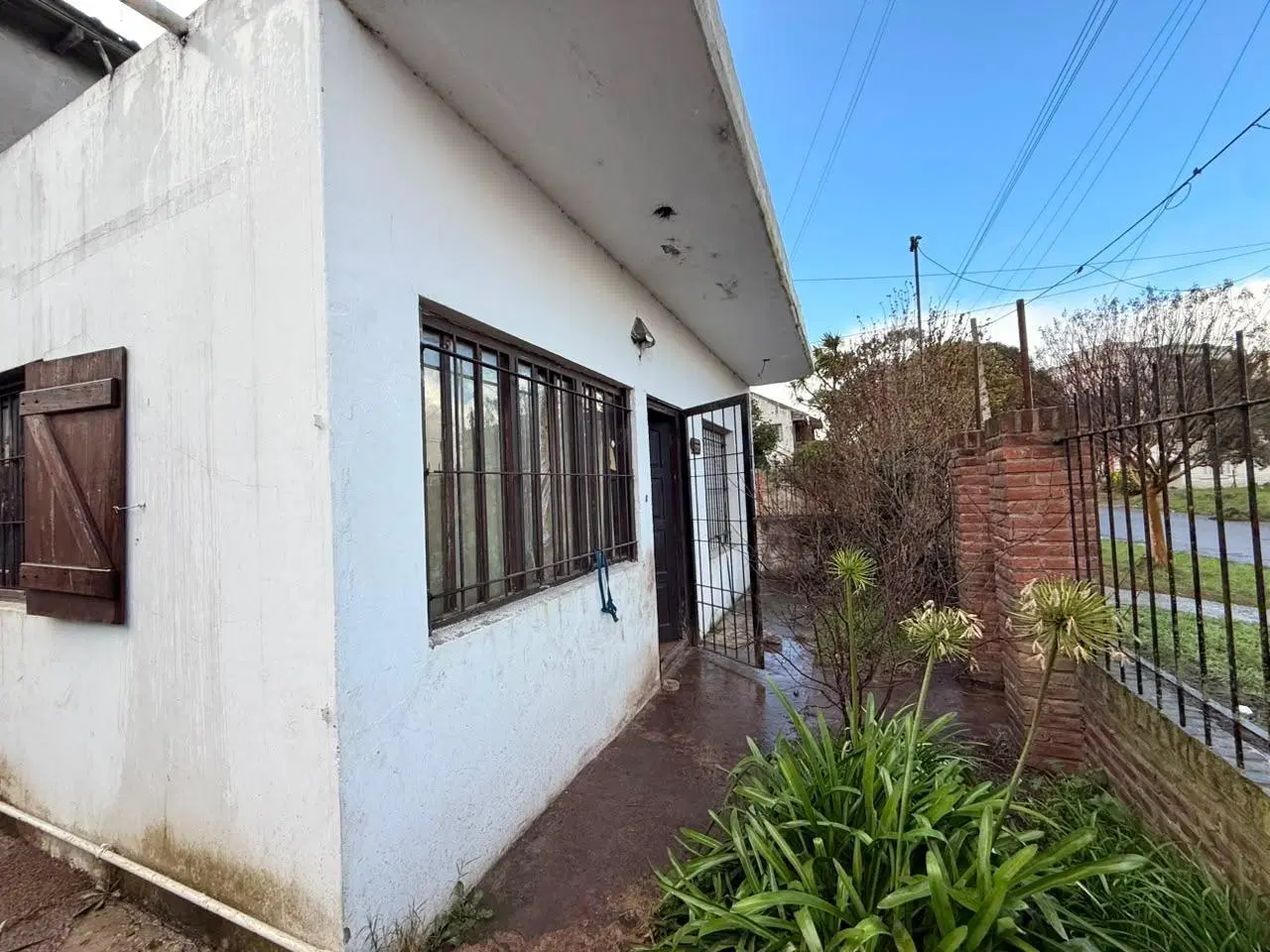 Casa de 3 ambientes con amplio parque y gran potencial – Barrio Las Lilas 5