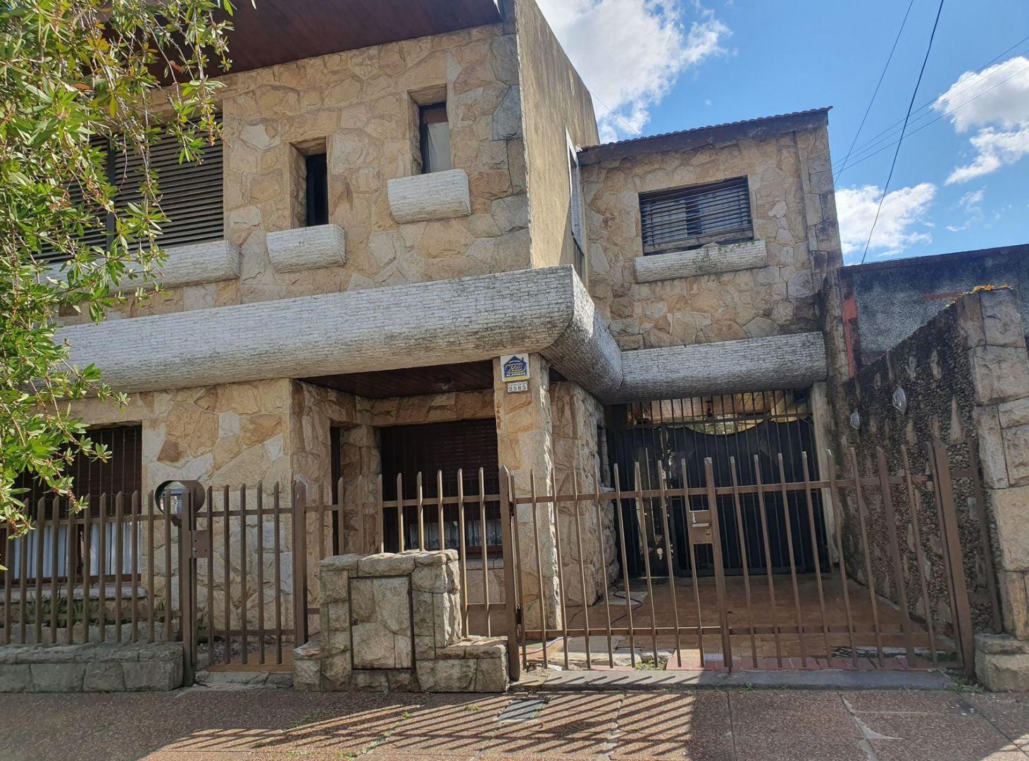 Foto de Casa al fte. 3 amb c/coch + depto 4 amb, imagen 2