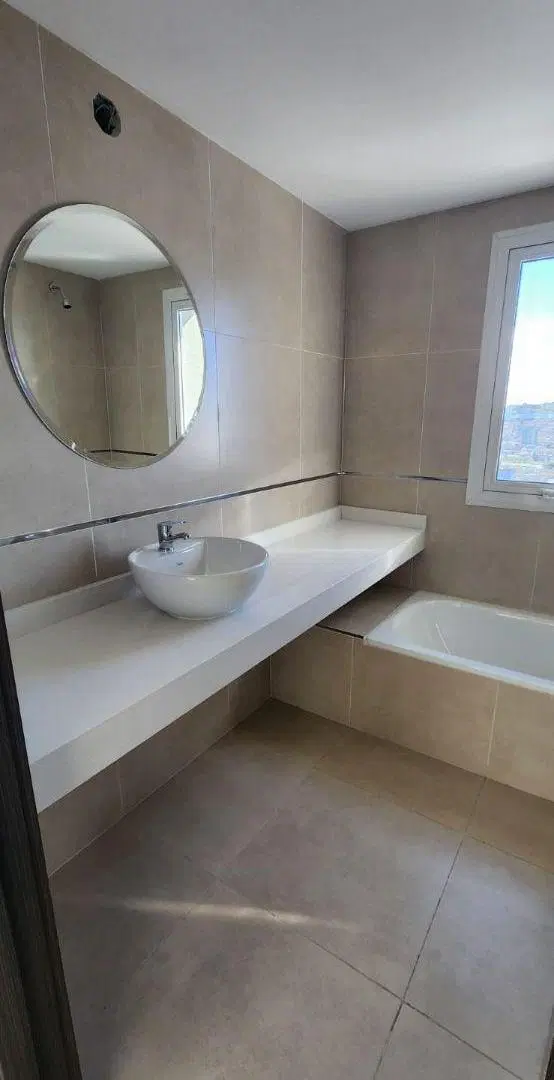 Alquiler departamento un dormitorio más estudio C/cochera. edificio Gatica 498. 5
