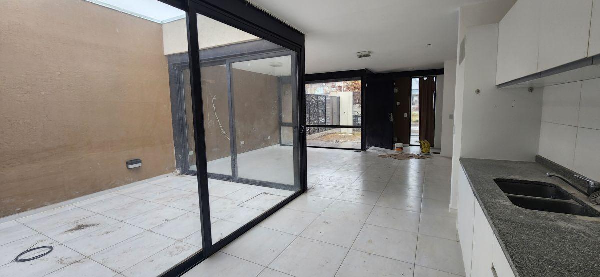 Foto de ALQUILER, CASA – 3 PATIOS, 2 DORMITORIOS. B° AIRE VALLE, CIPOLLETTI, imagen 2